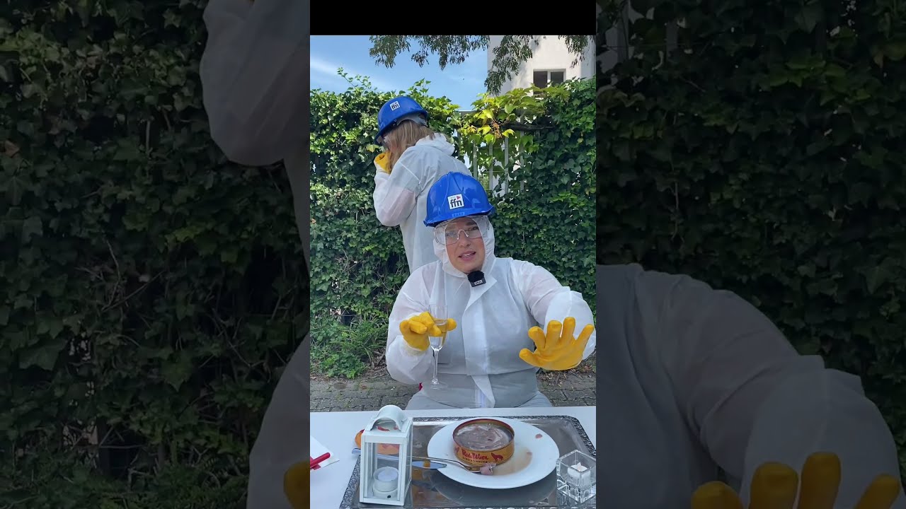 Carmen probiert den Gammelfisch Surstr&ouml;mming