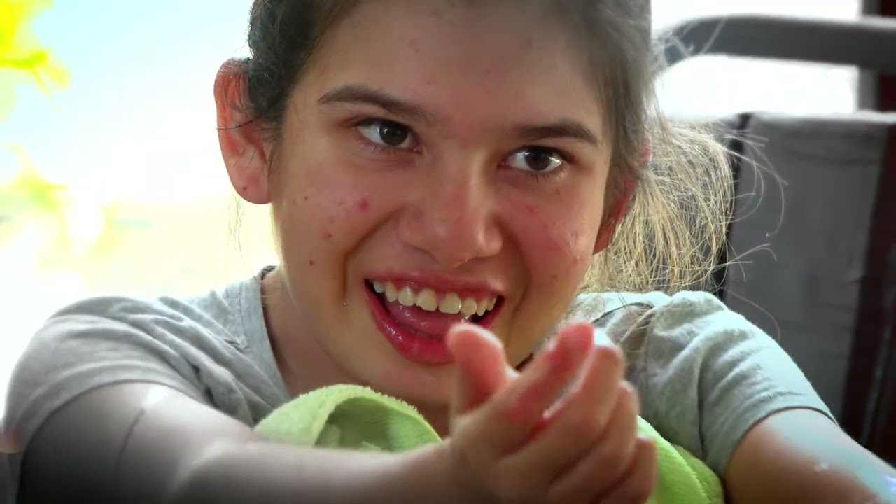 💛 LE LLEVAN AYUDA A JOVEN QUE CUIDA A SUS 5 HERMANITOS 👩‍👧‍👦