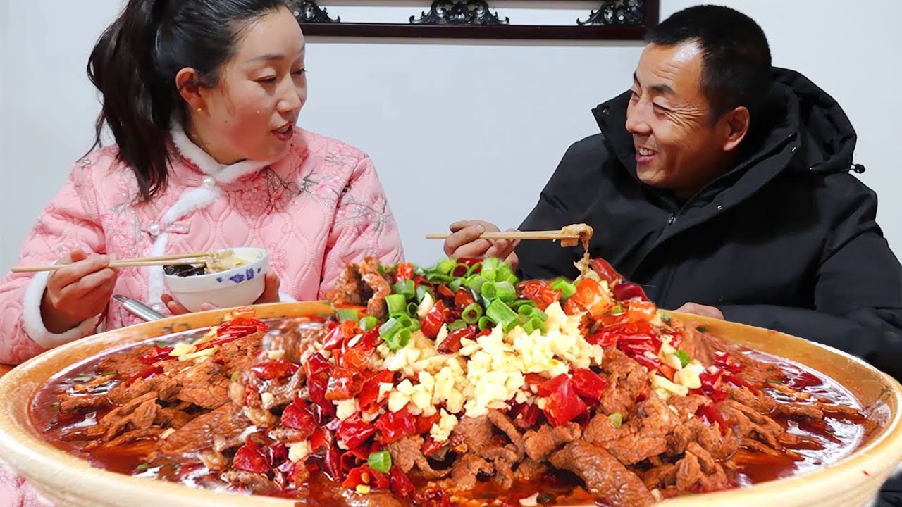 20 фунтов свинины делают пряные кусочки вареного мяса, кусочки мяса гладкие и пряные, а кастрюля с