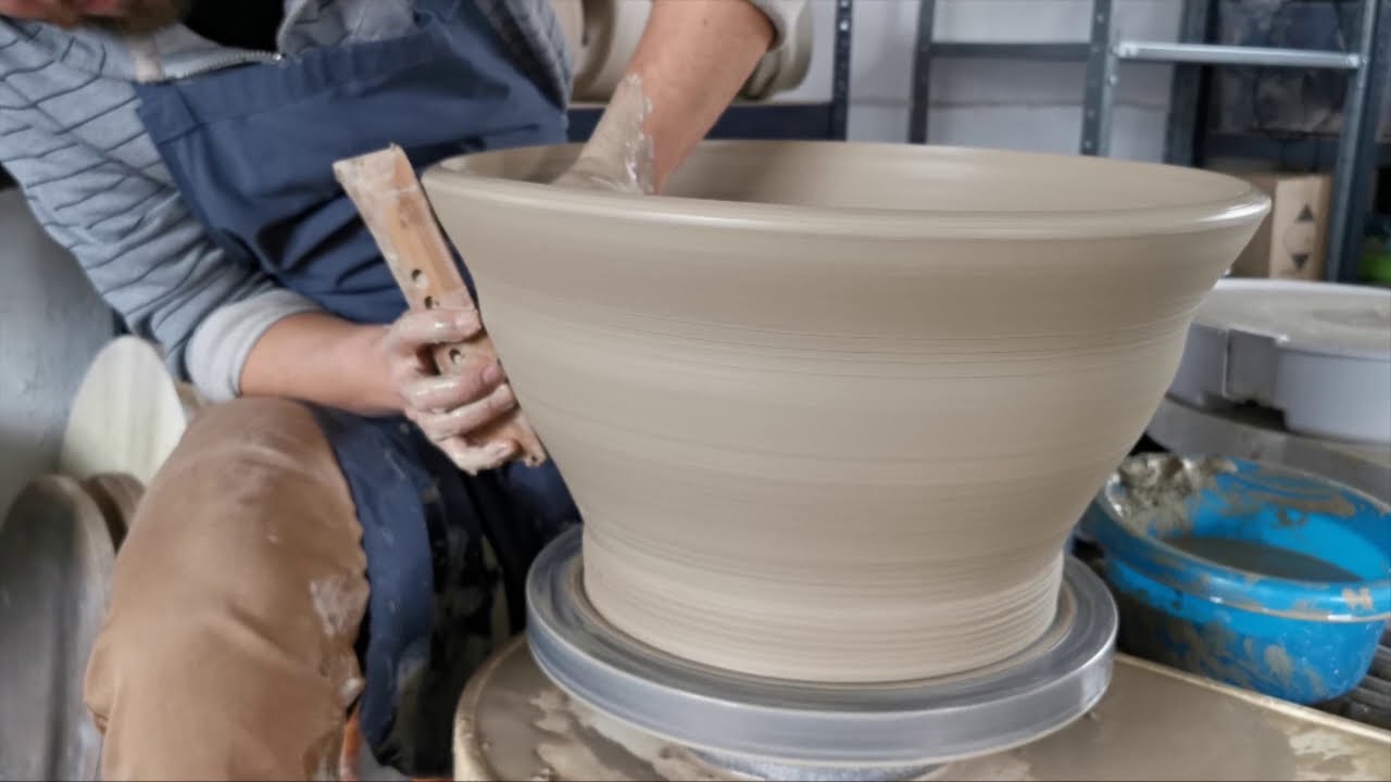 04/Ceramika. Master Class z ŻYNDA STUDIO. Toczenie szerokiej misy - Kultura w Sieci