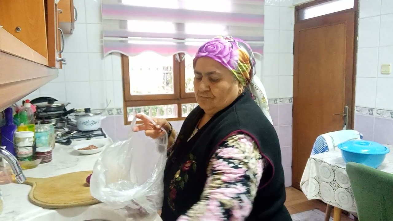 Mantı yaptım kasnakta güzel oldu videomu beğenip yorum yapın layk atın abone olun lütfen arkadaşlar 