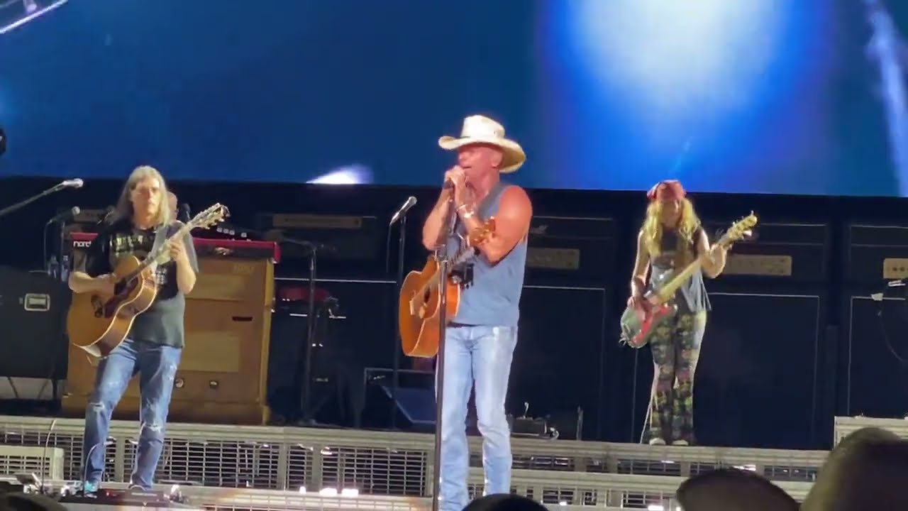 Kenny Chesney “Guitars and Tiki Bars” Bristow VA Jiffy Lube Live