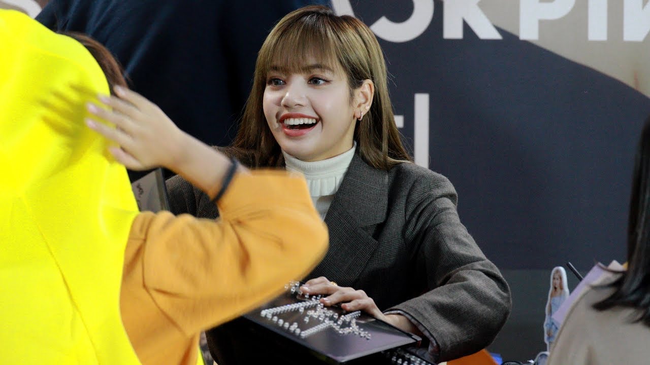 191012 인형옷 입은 팬을 보고 웃는 BLACKPINK(블랙핑크) 리사(LISA) - 오렌즈(OLENS) 팬싸인회 by ODS