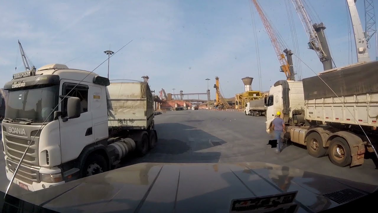 Carregando no navio em Paranaguá. Carga de Milho.