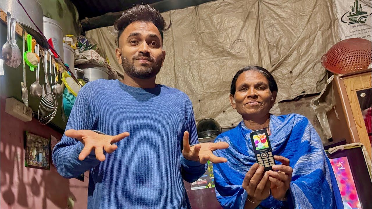 મમ્મી નો નાનો ફોન i phone જેવો છે 😄😀