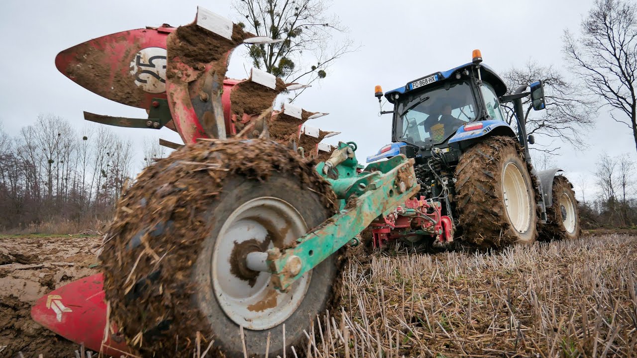 Labour avec KVERNELAND 7 corps et NEW HOLLAND T6.155