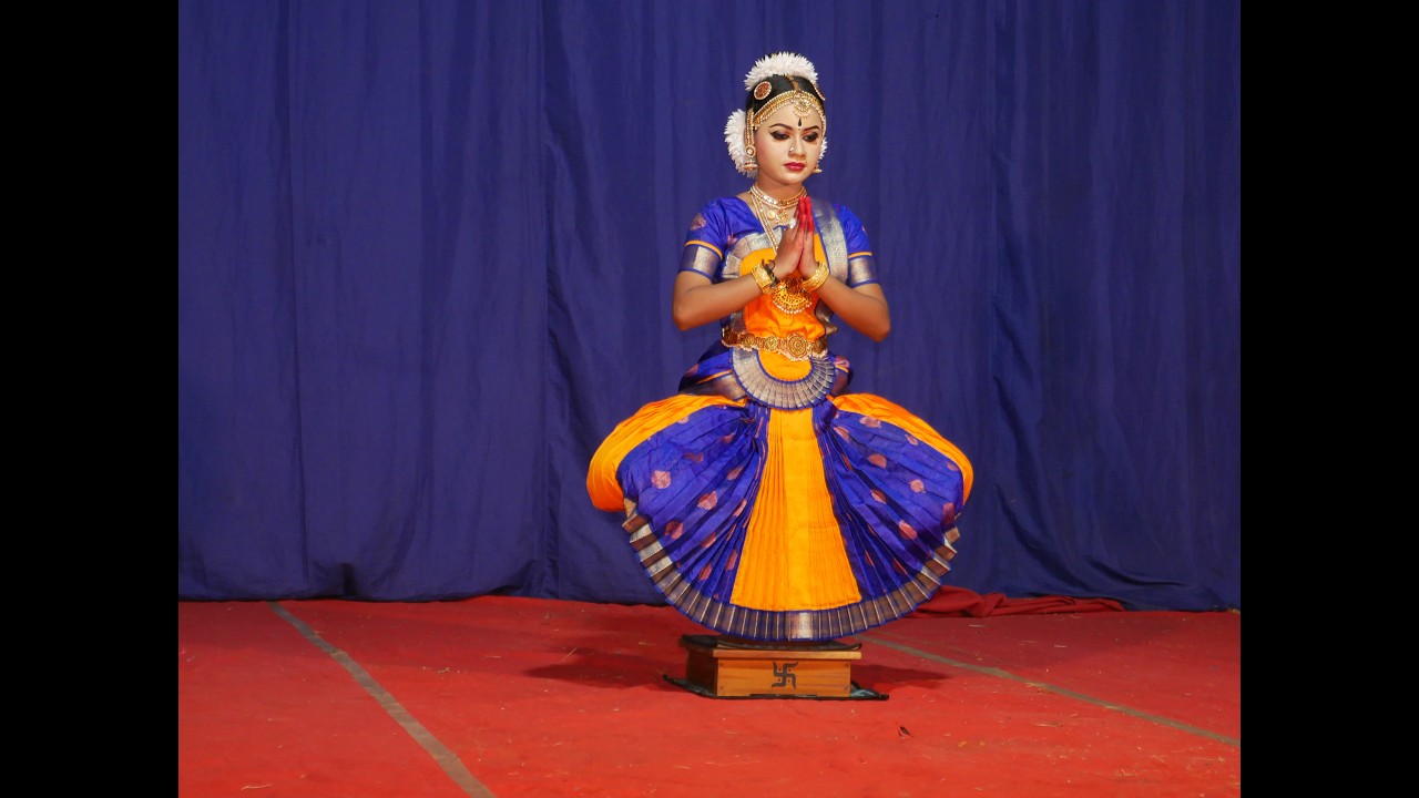 മൺകലത്തിന് മുകളിൽ അത്യുഗ്രൻ പ്രകടനവുമായി അദിതി പ്രാൺ രാജ്