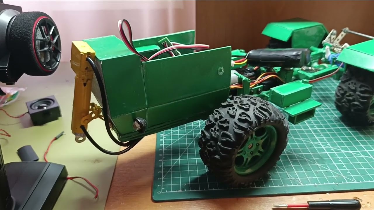 Поставил новые крепления колес и новый звуковой модуль для трактор Т-150к rc на радиоуправлении 