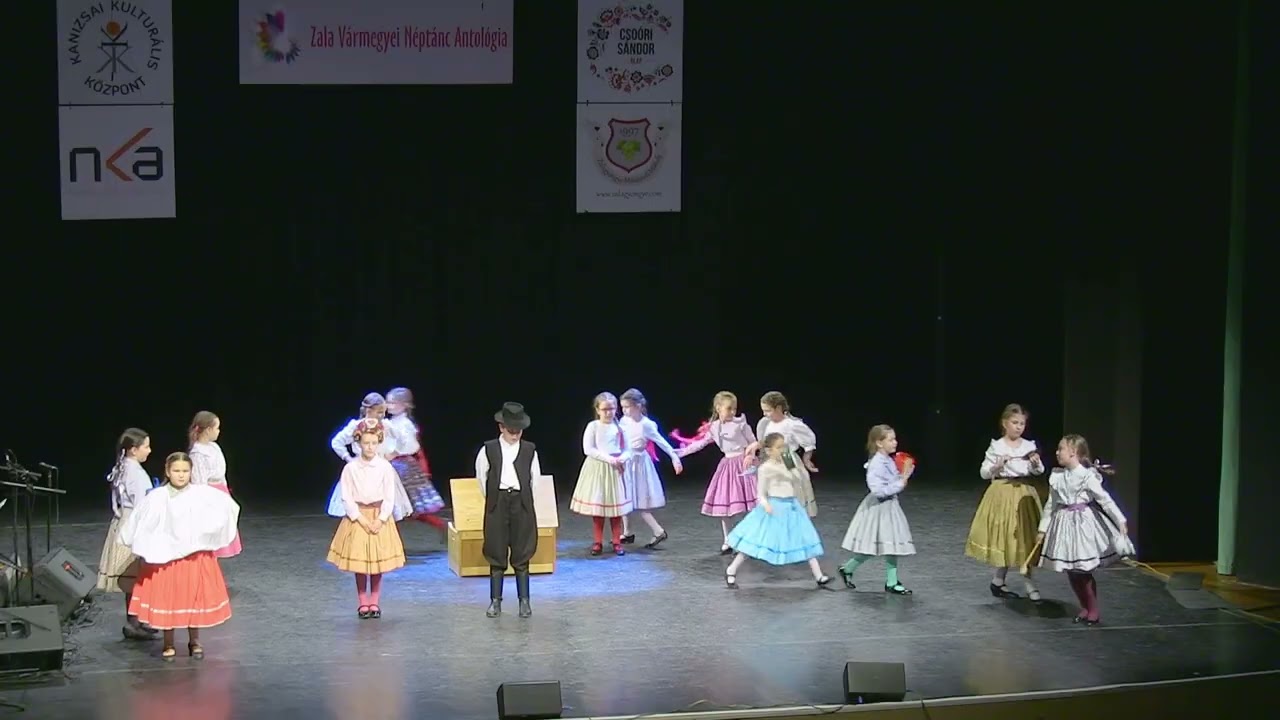 13 Vadóca Gyermektáncegyüttes - Játszunk lakodalmast!