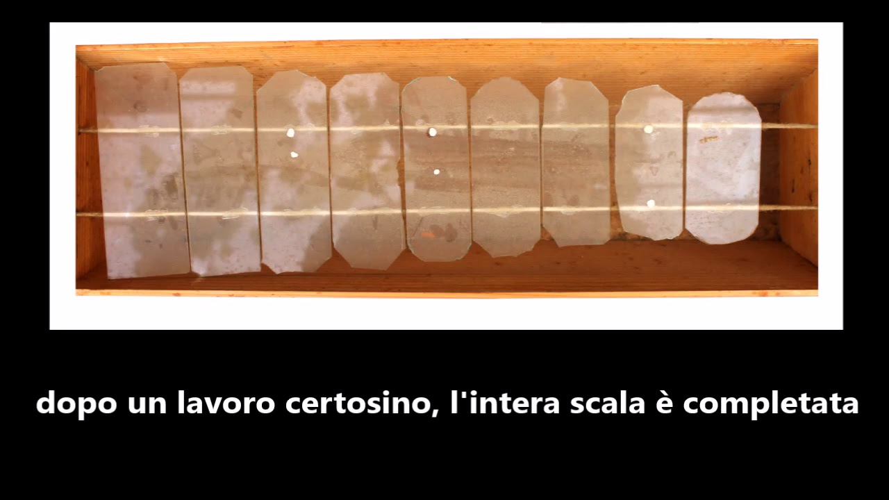 Osio Sotto (BG) 29-11-1990. Carlo Ferrari: costruisce e suona le campanine. Musiche per l'allegrezza