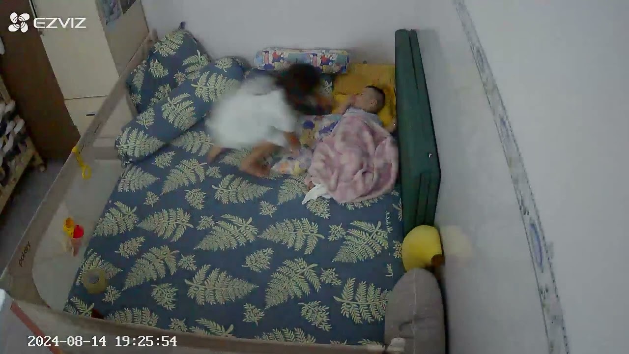 Ba di lam, nha co 3me con, me ban cv thi 2boi cham e khéo léo lam, cho e bú, cho e ngủ..
