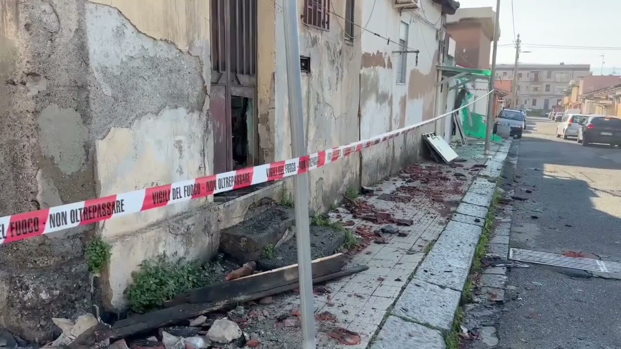 Incendio nella notte al rione Taormina di Messina