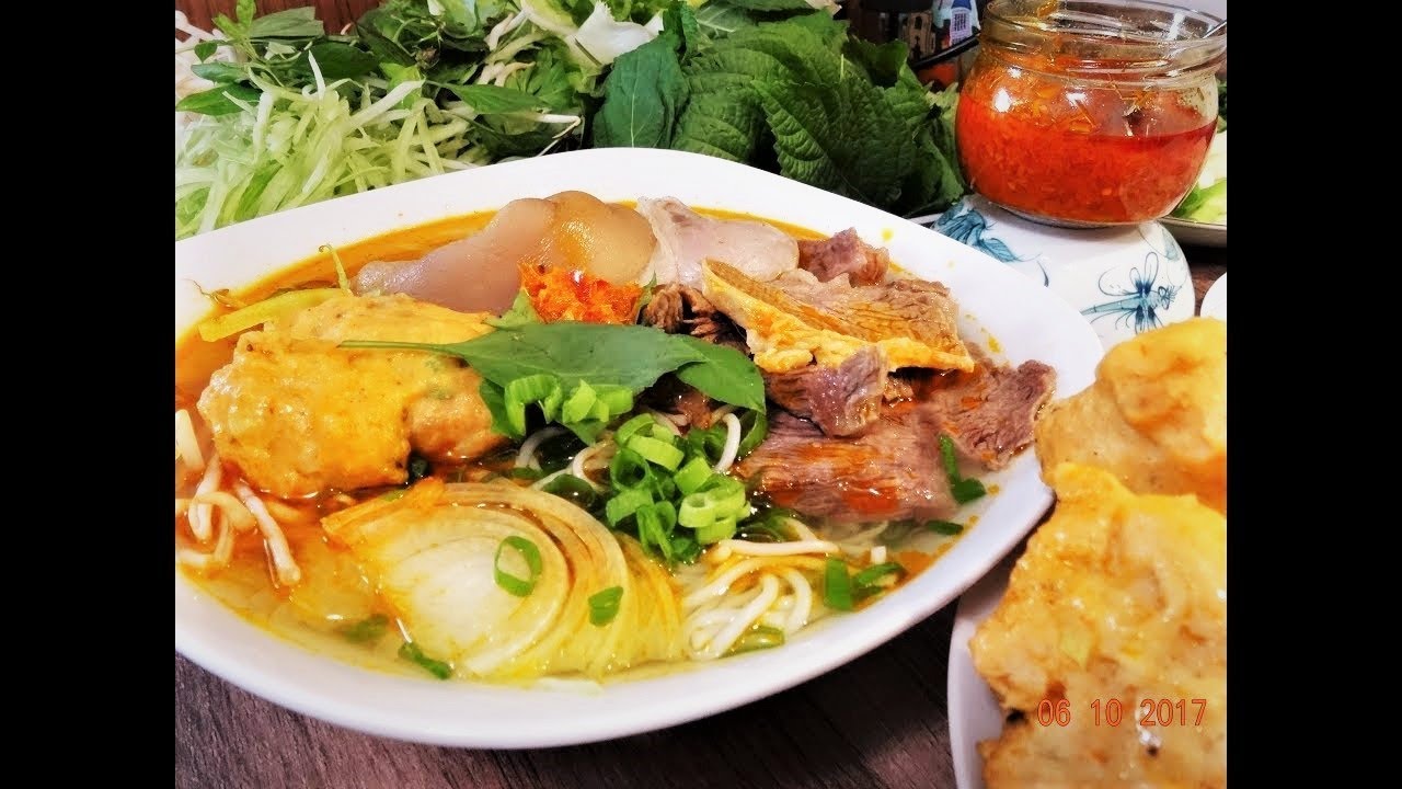 BÚN BÒ HUẾ CHẢ CUA - Cách làm Chả Tôm dai giòn và cách nấu Bún Bò Huế đầy đủ by Vanh Khuyen