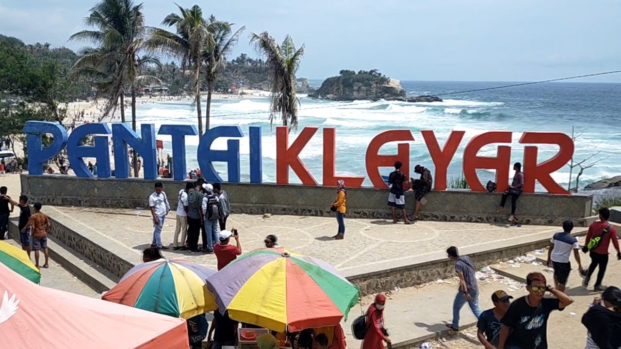 SUASANA TAHUN BARU DI PANTAI KLAYAR PACITAN