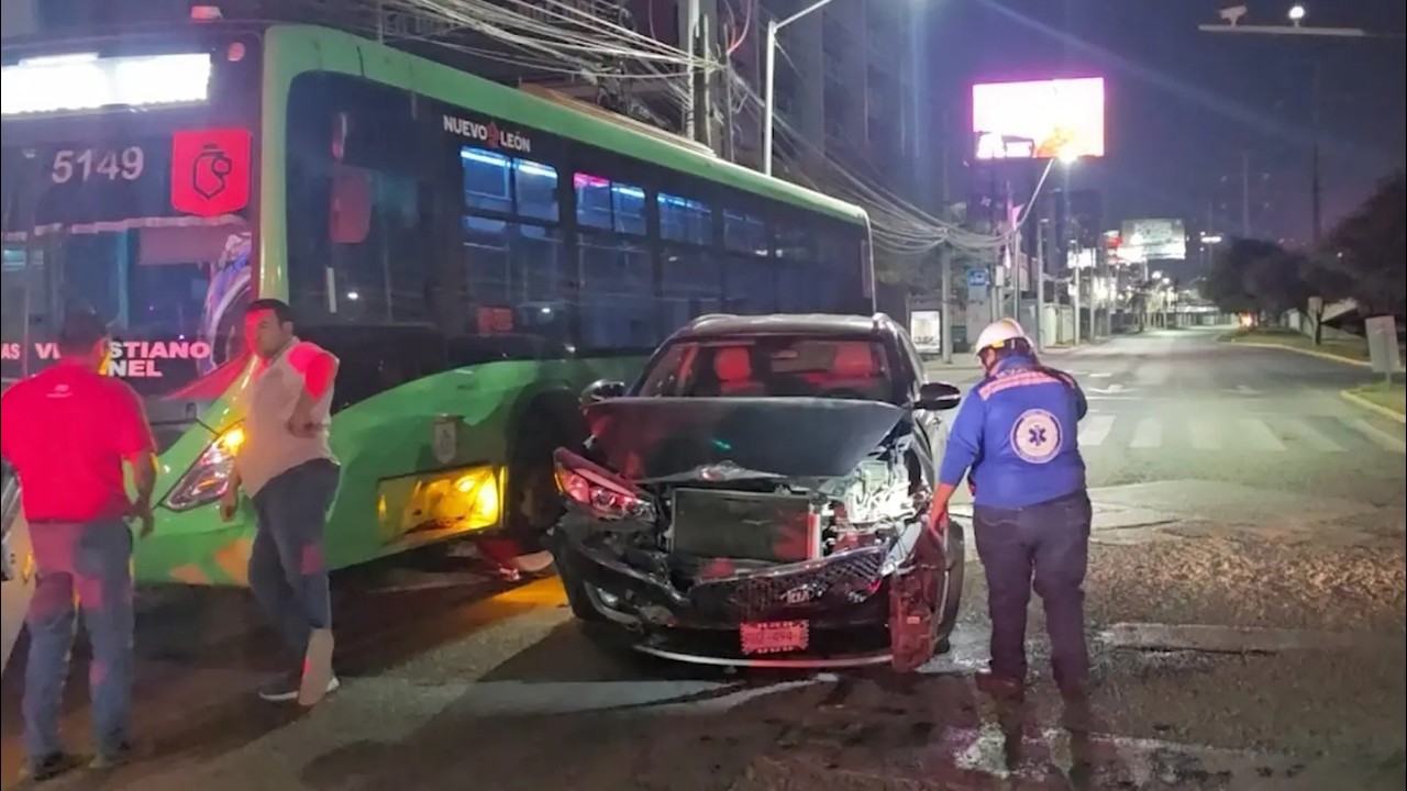 Chofer de Camión en Presunto Estado de Ebriedad Choca con Camioneta en Monterrey
