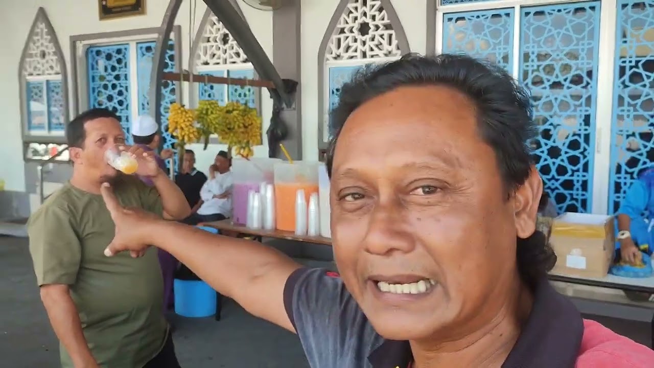 Berkah hari jumaat..boleh makan minum dimasjid.