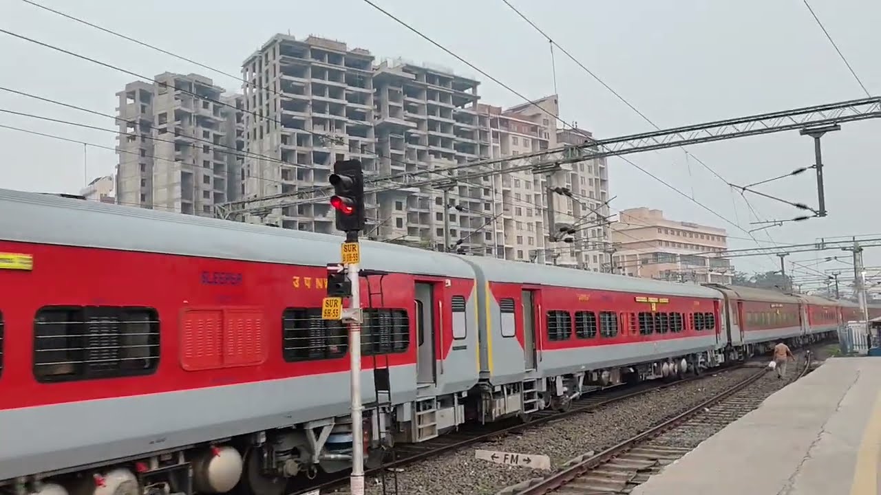 22157 Mumbai -Chennai Superfast Arriving in Solapur