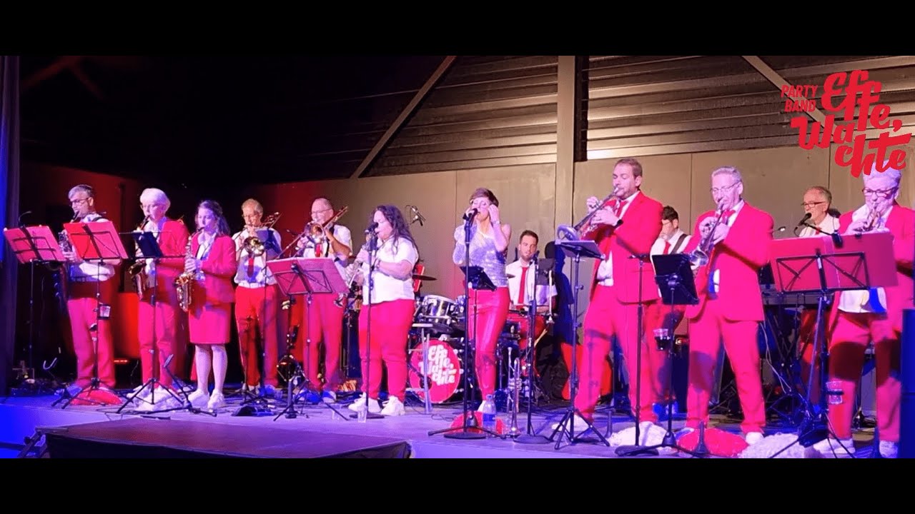 Partyband Effe Wachte tijdens Feestavond bij Opening van de Dorpsgaard en het Podium in Genhout