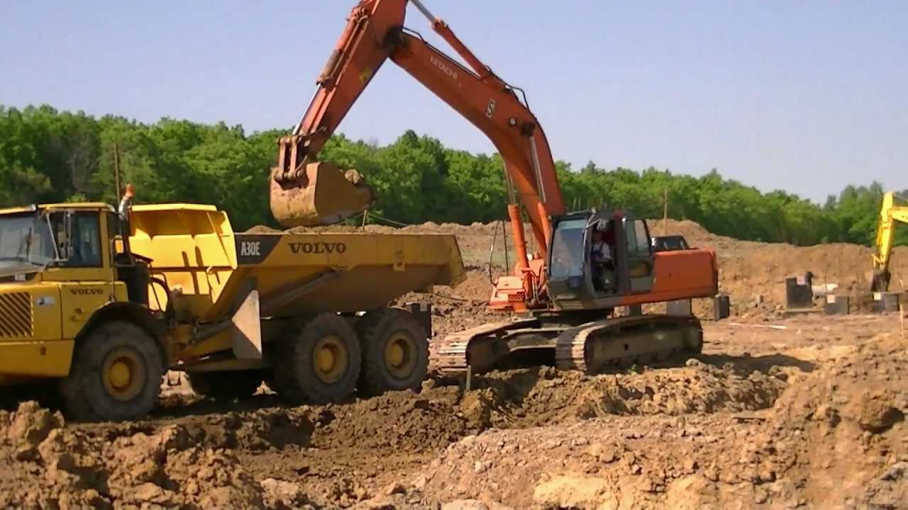 Hitachi Zaxis 350 LCH loading Volvo A30E
