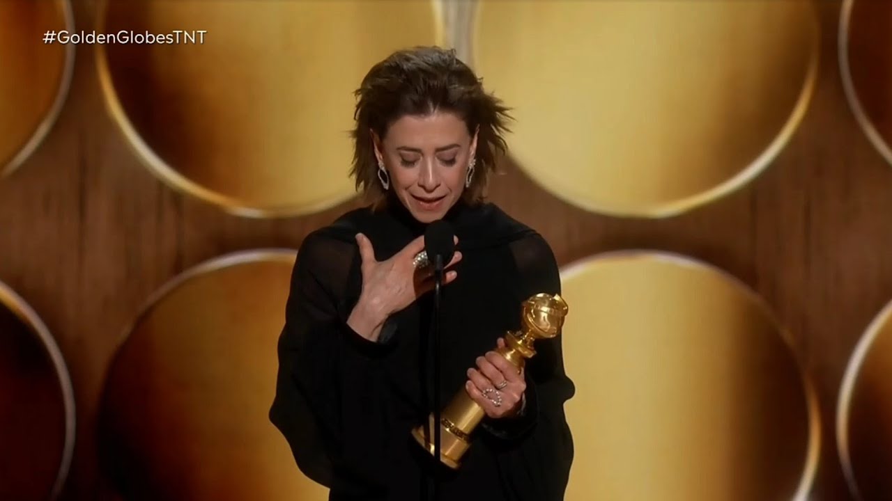 Momento em que Fernanda Torres vence Globo de Ouro de melhor atriz + discurso traduzido | TNT