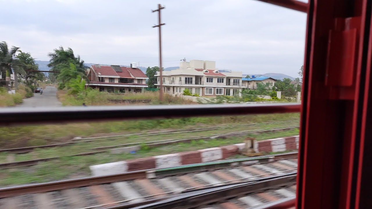 4 minutes of Pure LHB Tracksounds !! 105 kmph action by 02943 Pune Indore superfast