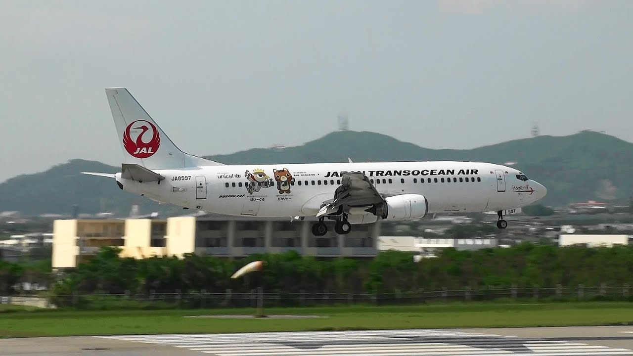 [ぱいーぐる・ピカリャ～ジェット] JTA Boeing 737-400 JA8598 LANDING ISHIGAKI Airport 石垣空港 2013.3.6
