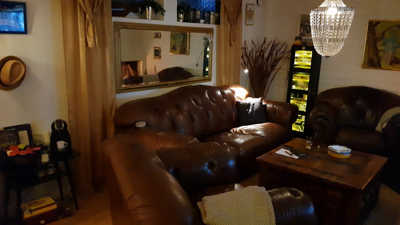 Whisky Cigar Lounge / Man cave