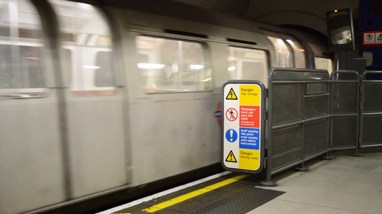 London Underground - Ex Northern line 1972 MkI Tube Stock departing Green Park