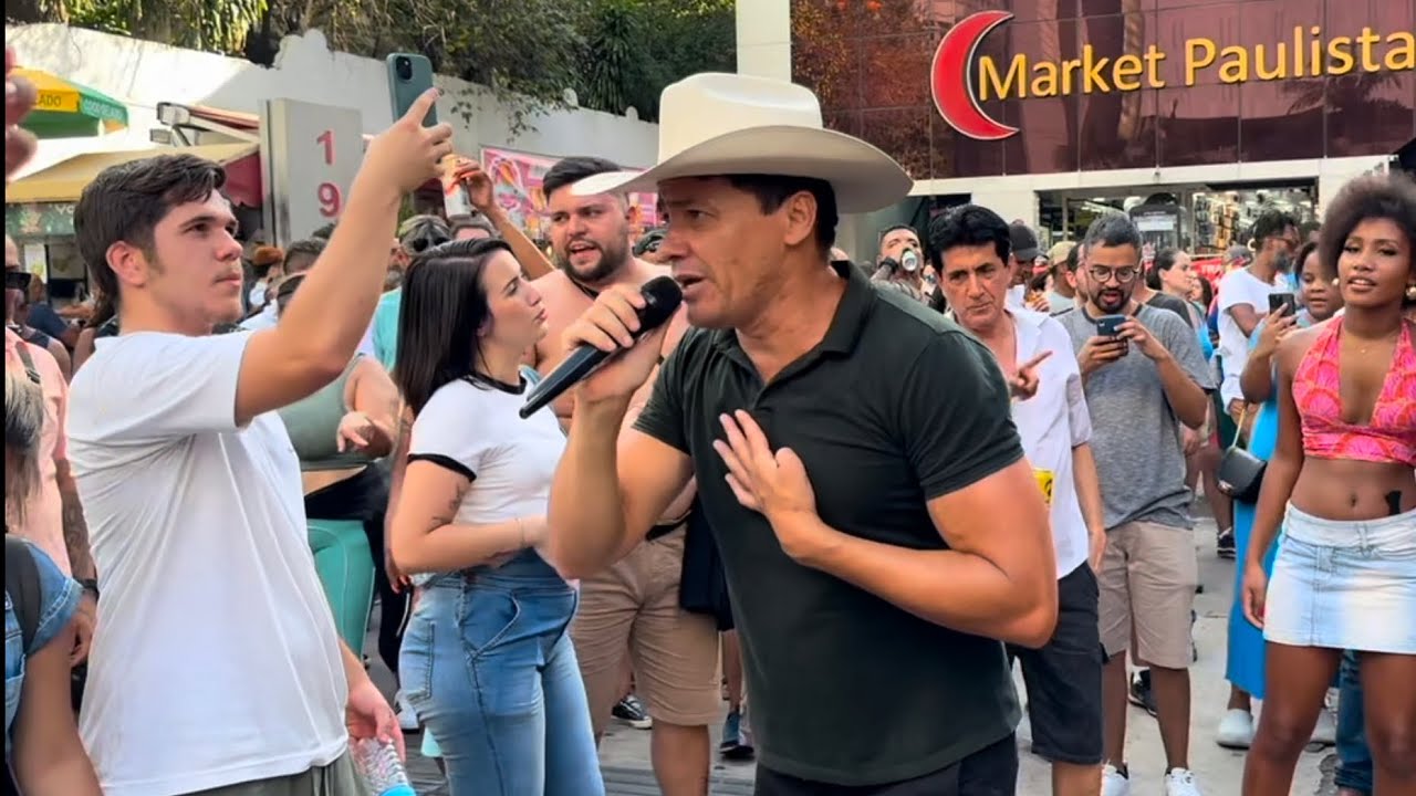 VEJA O CANTOR DE RUA QUE FAZ ARRASTÃO E O POVO CANTA JUNTO COM ELE NA AVENIDA PAULISTA ANDRÉ LUIZ