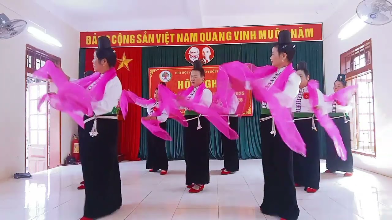 đội múa cao tuổi tổ 9 phường chiềng Sinh múa mừng đại hội tuổi cao pi nong tọn le 