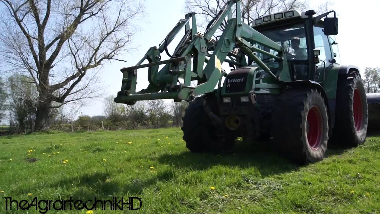 Fendt Farmer 309 C mit einer Wiesenwalze beim Walzen