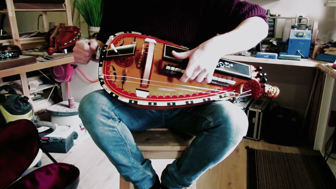 Vidéo de la vielle à roue traditionnelle VT-042 / Video of the Traditional hurdy gurdy VT-042