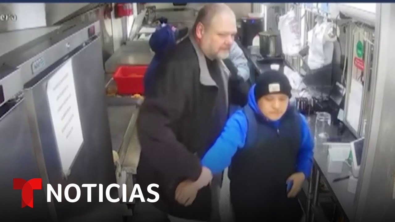 Denuncian redada de ICE en una taquería sin identificaciones oficiales | Noticias Telemundo