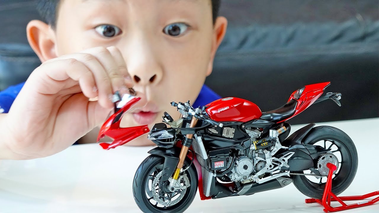 Сборка игрушечной машинки супербайк для детей цветная игра Bike Car Toy Assembly for Kids
