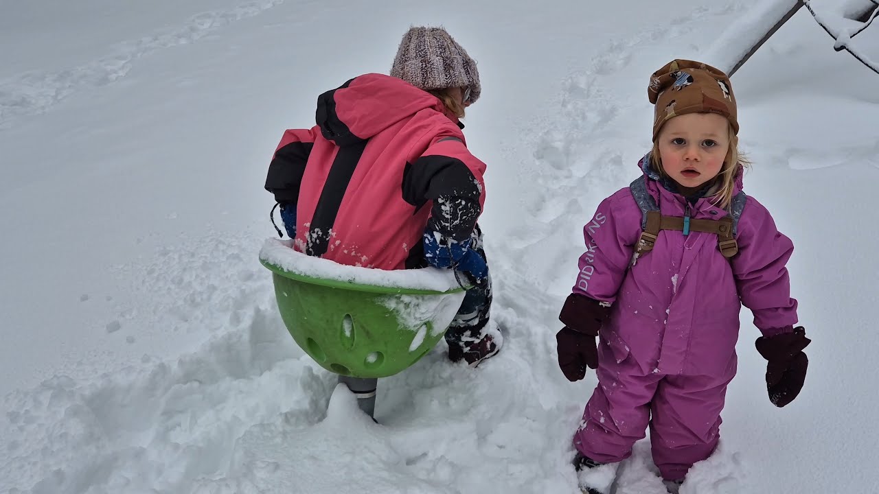 Ebba är på en snöig lekplats med Funny och Lovisa