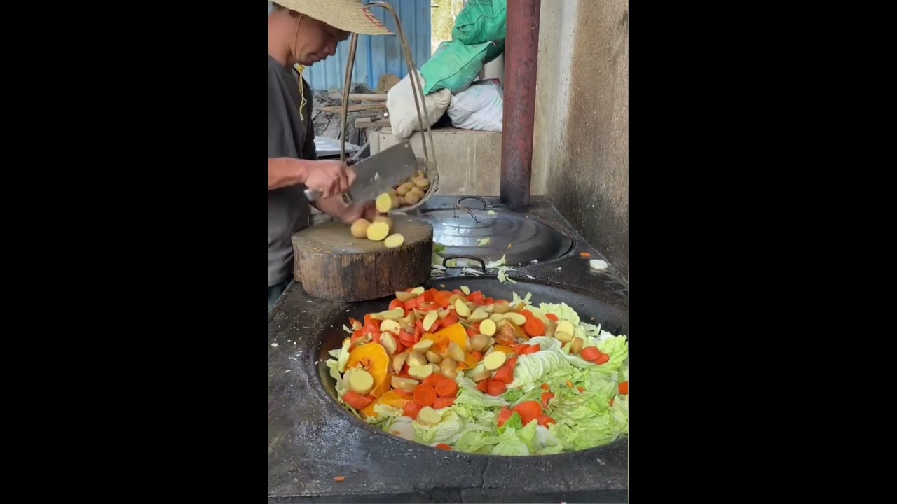Farmers in China are using vegetable salad as pig feed😵
