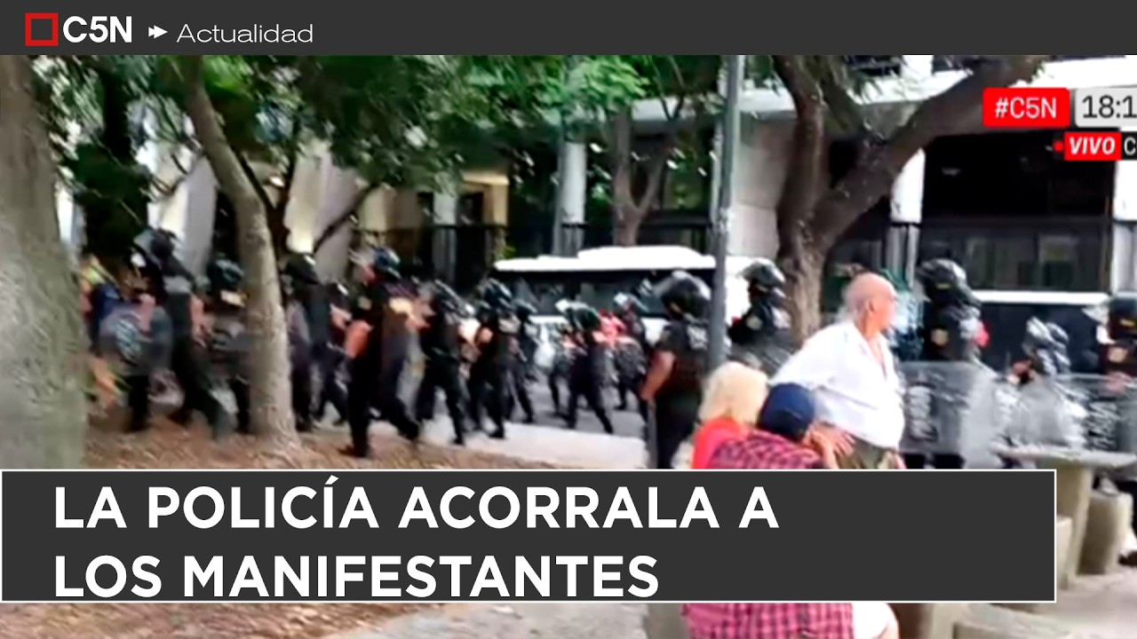 TENSIÓN en el CONGRESO: la POLICÍA ACORRALA a los MANIFESTANTES
