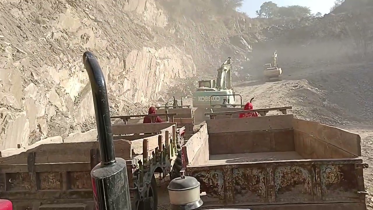 Tractor loading ke liye jate hui  Tractor loading work in mine's stone loding in mine's 