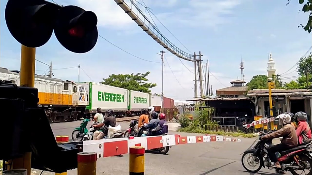 PALANG PINTU PERLINTASAN KERETA API JL EMPU TANTULAR SEMARANG - KOMPILASI KERETA API