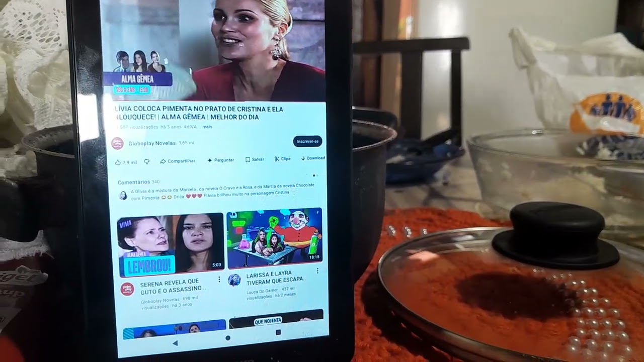 Olivia coloca pimenta no prato de Cristina e ela enlouquece! | Alma Gêmea | TV Globo 