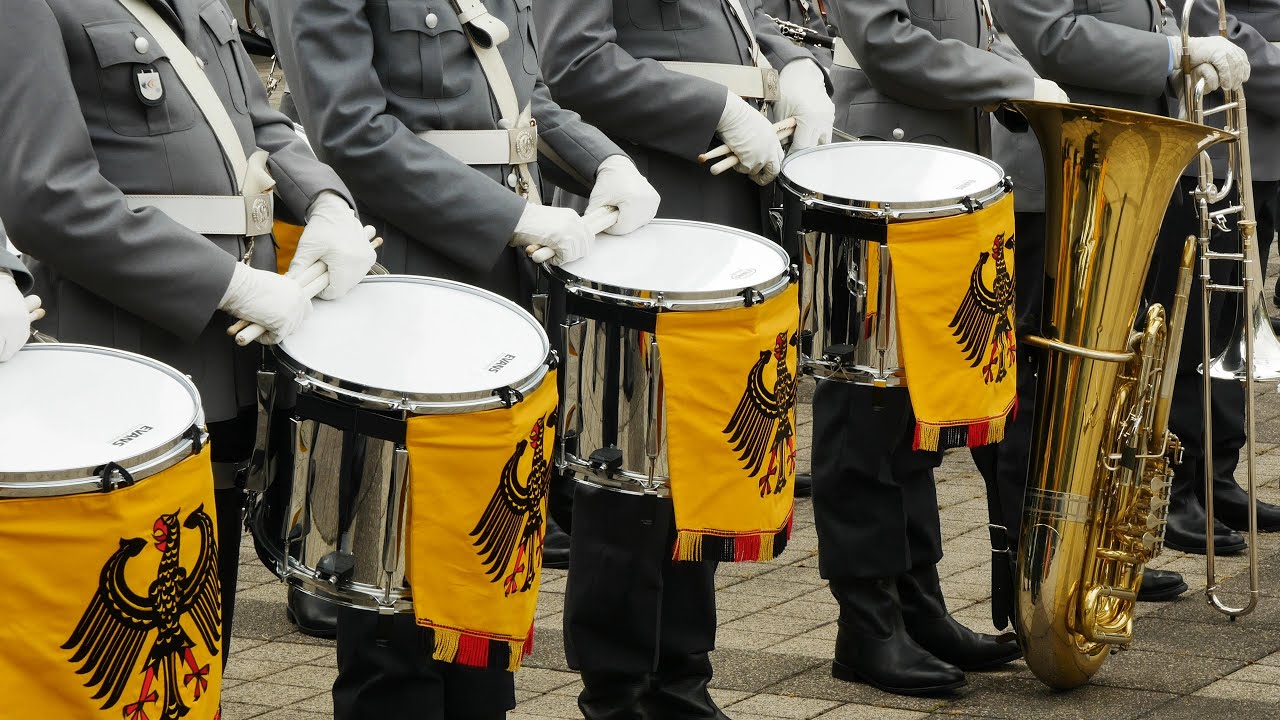 Fahnentruppmarsch - Spielmannszug des Musikkorps der Bundeswehr OStFw Armin Jakobi