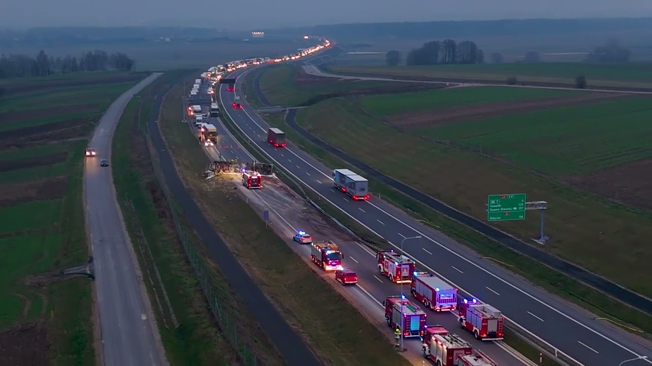 Wypadek ciężar&oacute;wki z alkoholem etylowym na S61