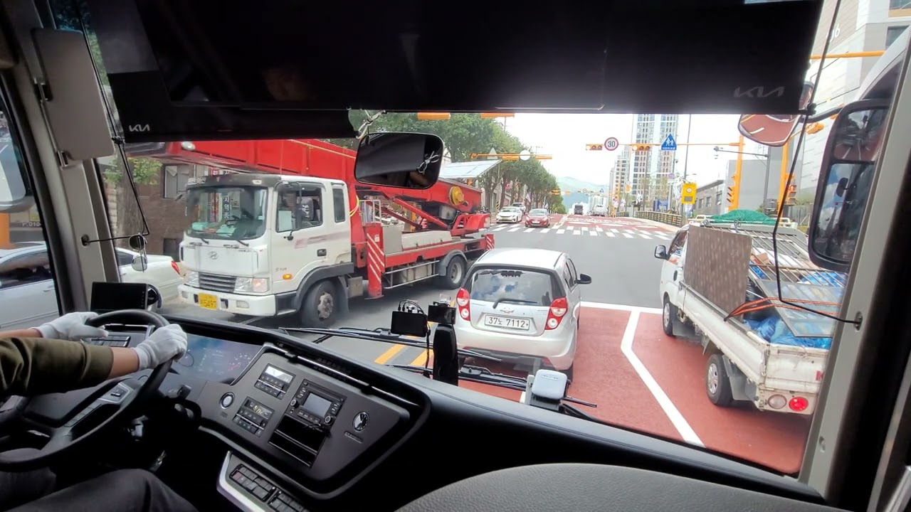 (4K) View at the front coach seat. KIA NEW GRANBIRD 2022y - in city