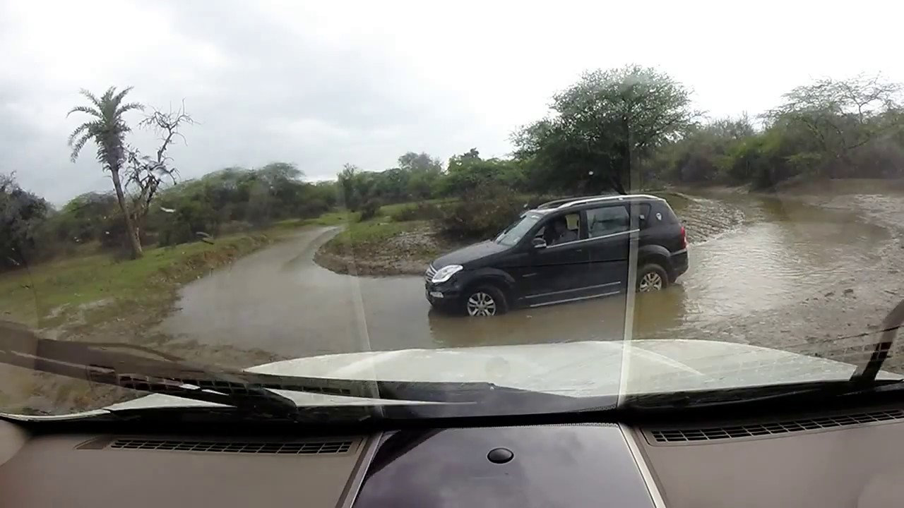 Ssayngyong Rexton RX5 4X4 Fun in mud