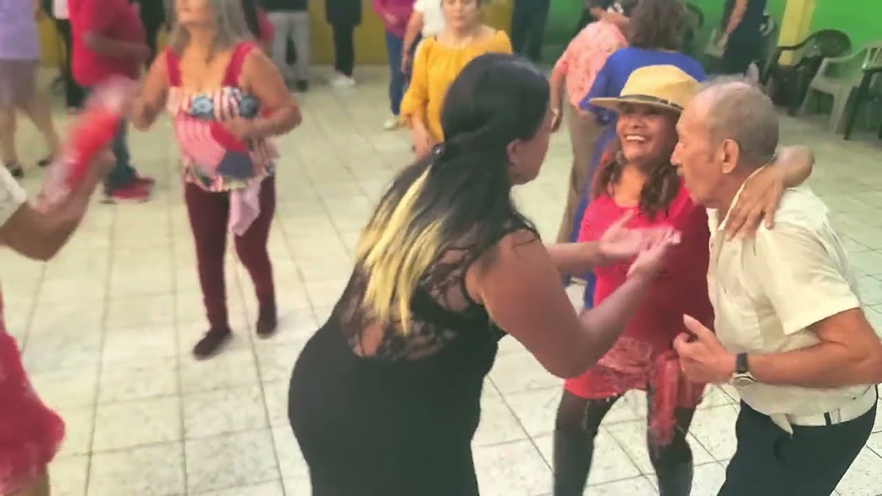 El profe y la pipiripao bailando a su manera🤣 