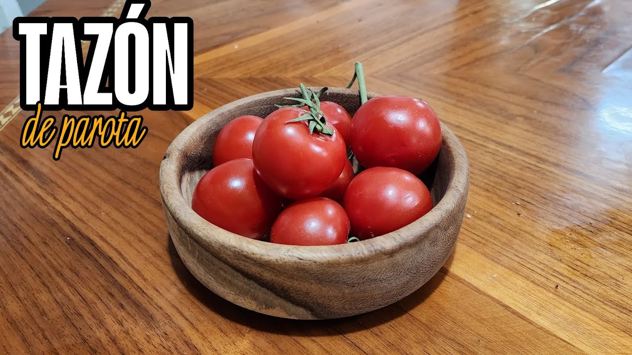 Tazón con madera de parota, en el torno