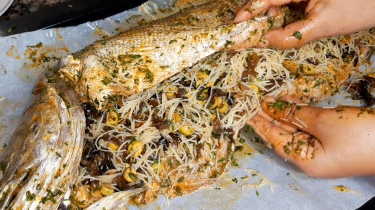 حوت في الفرن اسهل منو مكاين 😋حوتة مشرملة ومعمرة شهوة منها كتحمر الوجه