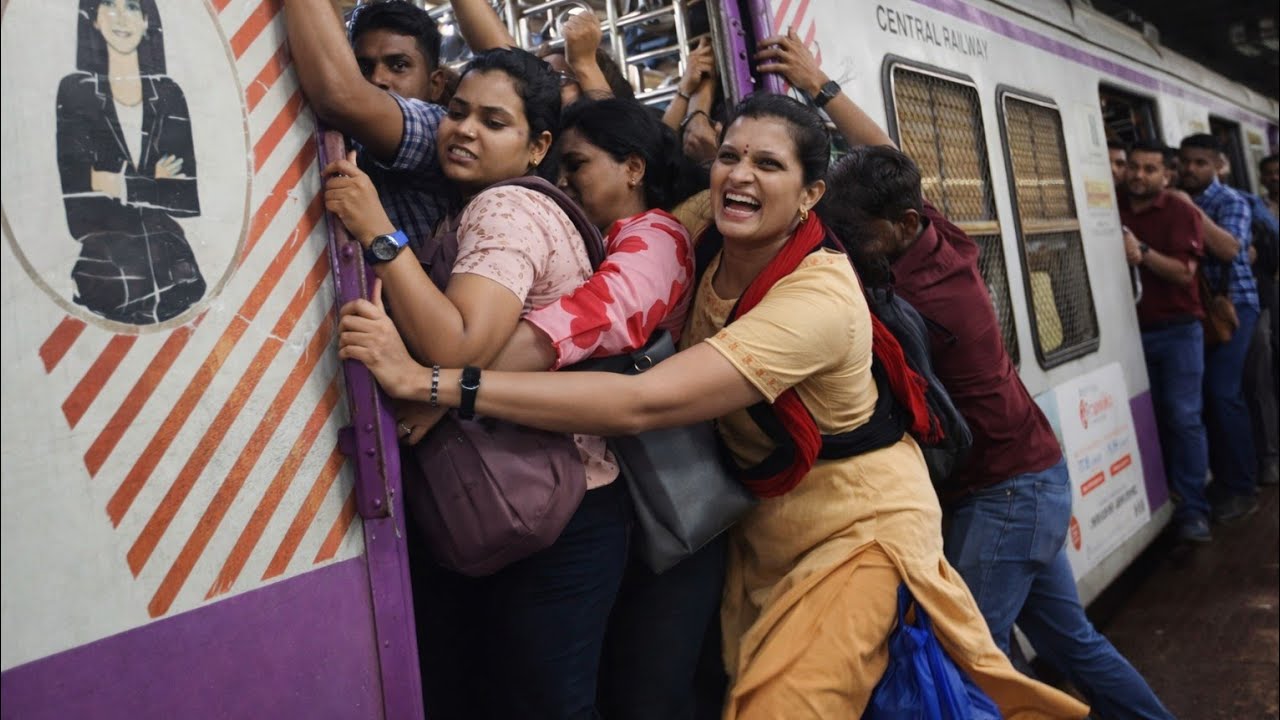 Train me crowd dekh ke ladka ladies dabbe me chadh gaya train me bichare ladke ko bahut mara 😢😭😭😥😰
