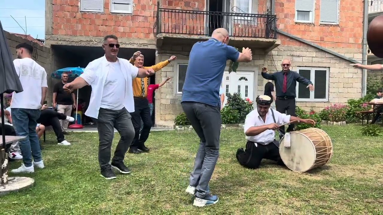 Vall&euml; me lodra tradicionale nga Opoja