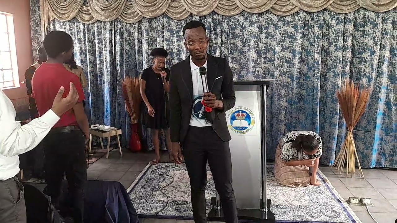 || Worship Medley || Brother SHEZINATOR || ROYALTY HOUSE PROPHETIC ASSEMBLY ||
